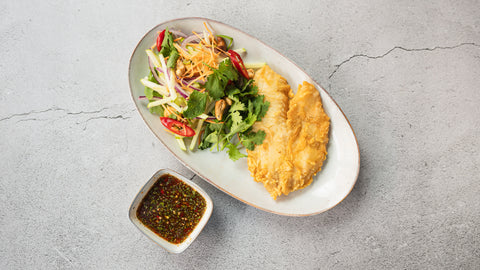 43. Sprød fisk salat, æble, mynte, cashew med spicy thai dressing