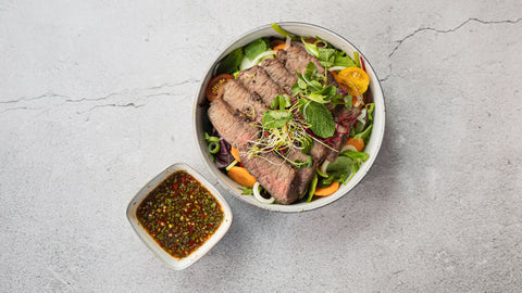 44. Grillet oksekød salat, tomat, agurker og gulerod med spicy thai dressing