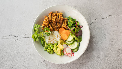 42. Poke sprød kylling salat, ris, avokado, agurker og gulerod