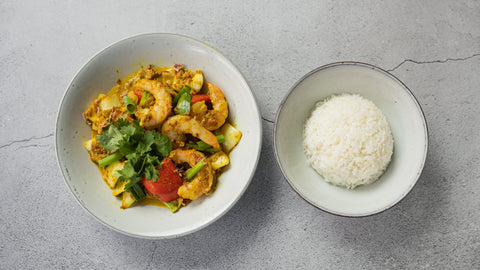 63. Stegt rejer med løg, peberfrugt og gul karry sauce - jasminris (Koong Pad Pong Kari)