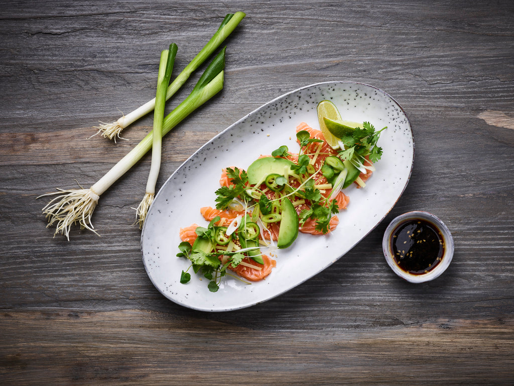 28. Rå skiver laks sashimi style med hvidløg & sesam